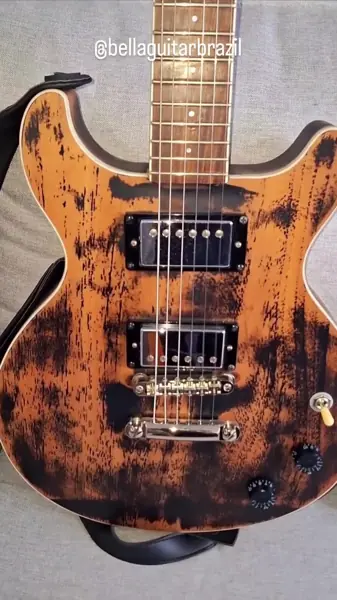 Guitarra double cut com acabamento relic artesanal da Bella Guitar Brazil