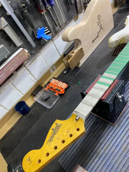 Headstock de guitarra em ajuste na oficina