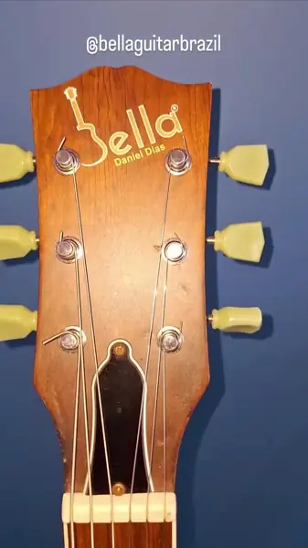 Headstock com a logo Bella Guitar Brazil e tarraxas vintage