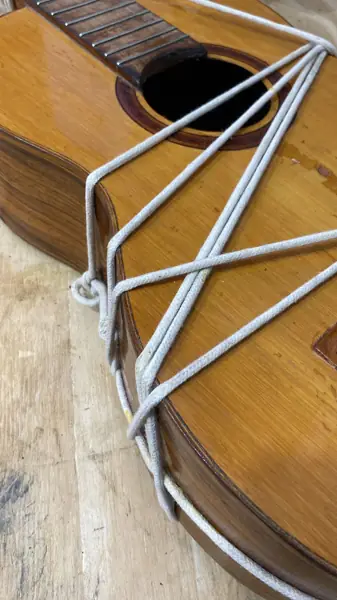 Reparo de tampo de violão com amarração para colagem