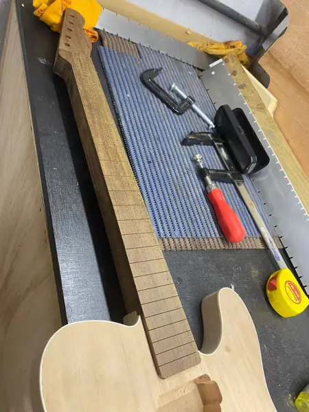 Telecaster em montagem com braço de escala escura